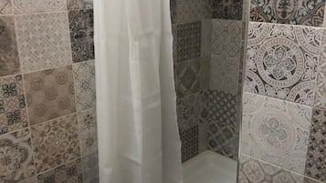 Doccia, bidet, asciugamani, sapone