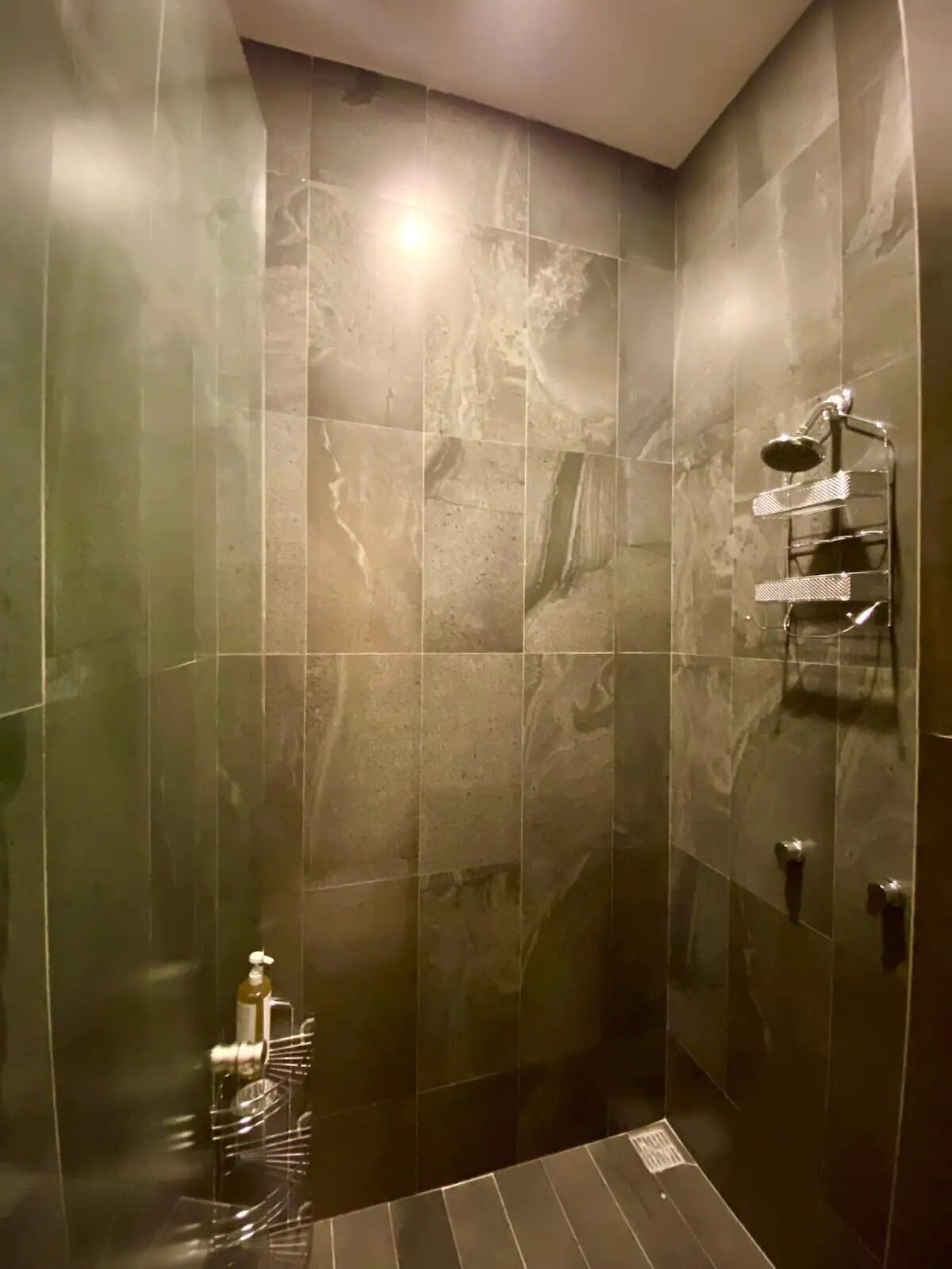 Suite Confort | Baño | Regadera y toallas 
