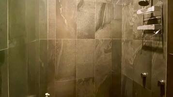 Suite Confort | Baño | Regadera y toallas