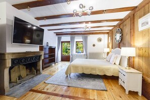 1 bedroom, iron/ironing board, bed sheets - A castle spirit apartment in Château du Châtelard (Clarens)