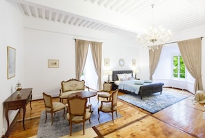 4 bedrooms, Internet - Authentic Middle Ages apartment in the Castle (Clarens)