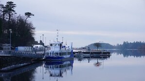A calm lake with a docked boat and a bridge. - ★ Private & Peaceful | 5 mins to Donegal Town ★ (Donegal Town)