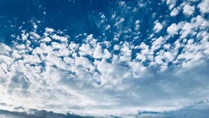 A beach with a clear sky and scattered clouds. - ★ Private & Peaceful | 5 mins to Donegal Town ★ (Donegal Town)