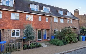 Exterior - Central 3BD House With Garden - 4min walk to Tube! (London)