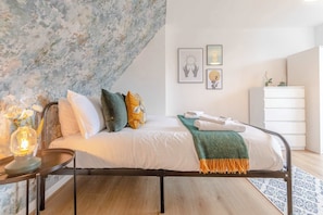 3 bedrooms, travel crib, internet, bed sheets