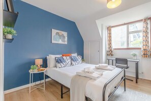 3 bedrooms, travel cot, Internet, bed sheets - Central 3BD House With Garden - 4min walk to Tube! (London)