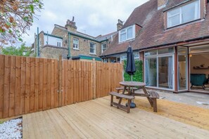 Outdoor dining - Central 3BD House With Garden - 4min walk to Tube! (London)