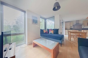 TV, offices - Spacious 2BDR Flat in the Heart of West London (London)
