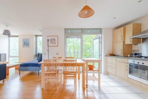 Interior - Spacious 2BDR Flat in the Heart of West London (London)