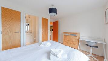 2 bedrooms, internet, bed sheets