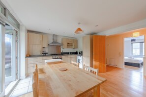 Dining - Spacious 2BD Flat in the Heart of West London (London)