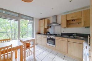 Fridge, microwave, oven, stovetop - Spacious 2BDR Flat in the Heart of West London (London)