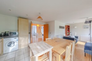 Interior - Spacious 2BD Flat in the Heart of West London (London)
