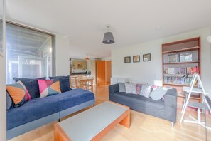 TV, offices - Spacious 2BD Flat in the Heart of West London (London)