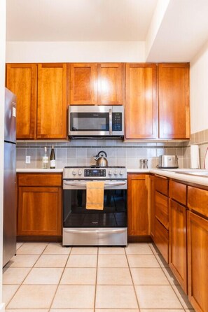 ثلاجة، ميكروويف، فرن، موقد طهي مسطح