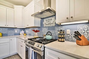 Geladeira, micro-ondas, cooktop, lava-louças
