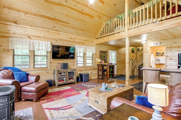 TV, DVD player, stereo - Idyllic Cabin in the Heart of Hocking Hills (Rockbridge)