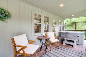 Outdoor spa tub - Idyllic Cabin in the Heart of Hocking Hills (Rockbridge)