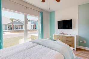 3 bedrooms, iron/ironing board, internet, bed sheets - Stunning, dog-friendly, panhandle home with central AC, patio, pool & 4 bikes (Port St. Joe)