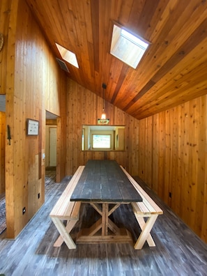 Dining - Cozy 3-bedroom cabin on the river (Rhododendron)