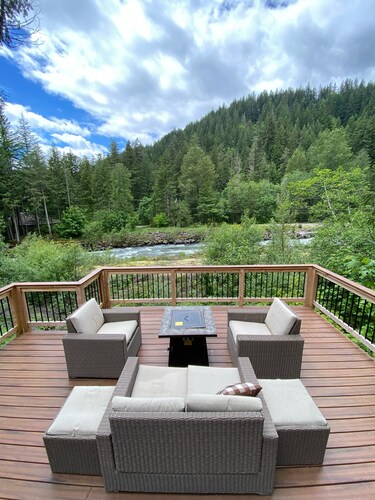 Cozy 3-bedroom cabin on the river