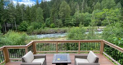 Cozy 3-bedroom cabin on the river
