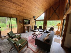 Living area - Cozy 3-bedroom cabin on the river (Rhododendron)