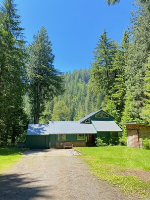 Exterior - Cozy 3-bedroom cabin on the river (Rhododendron)