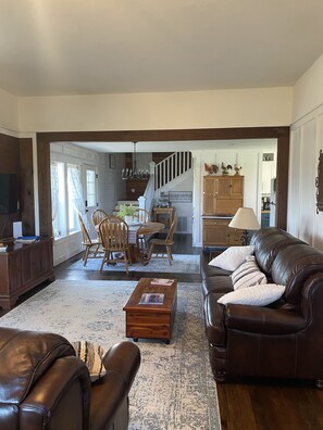 Smart TV, fireplace, DVD player, books -  1887 large Ferndale Farmhouse with amazing views! Completely updated. (Ferndale)