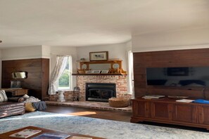 Smart TV, fireplace, DVD player, books