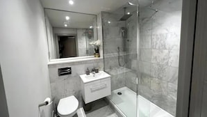Apartment | Bathroom - Charming 1-bed Apartment in Wickford, Essex (Wickford)