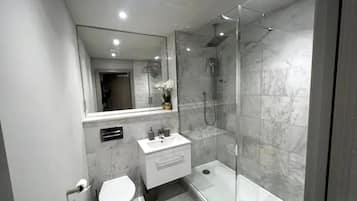 Apartment | Bathroom | Shower, towels