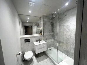 Căn hộ | Phòng tắm | Buồng tắm vòi sen, khăn tắm