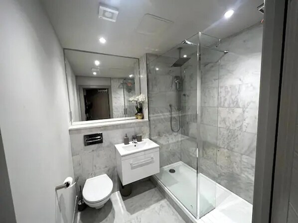 Departamento | Baño | Regadera y toallas 