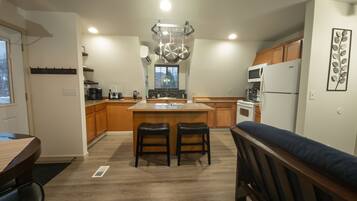 Geladeira, micro-ondas, cooktop, lava-louças