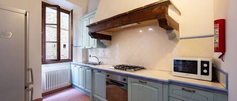 Frigorifero, microonde, forno, piano cottura