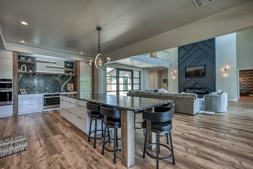 BEST ARM OF THE LAKE!  6 BR/5 1/2 BA, SLEEPS 14, POOL/SPA, COVERED DOCK W LIFT