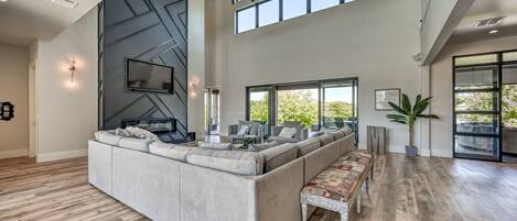 Smart TV, fireplace, table tennis, stereo