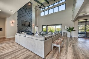 Smart-TV, peis, bordtennis og stereoanlegg