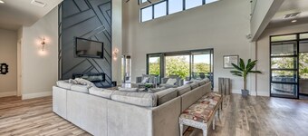 BEST ARM OF THE LAKE!  6 BR/5 1/2 BA, SLEEPS 14, POOL/SPA, COVERED DOCK W LIFT