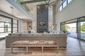 Smart TV, fireplace, table tennis, stereo - BEST ARM OF THE LAKE!  6 BR/5 1/2 BA, SLEEPS 14, POOL/SPA, COVERED DOCK W LIFT (Kingsland)