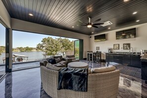 Smart TV, fireplace, table tennis, stereo - BEST ARM OF THE LAKE!  6 BR/5 1/2 BA, SLEEPS 14, POOL/SPA, COVERED DOCK W LIFT (Kingsland)