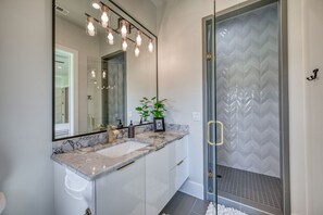 Combined shower/bathtub, hair dryer, towels, soap - BEST ARM OF THE LAKE!  6 BR/5 1/2 BA, SLEEPS 14, POOL/SPA, COVERED DOCK W LIFT (Kingsland)