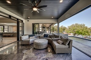 Smart TV, chimenea, tenis de mesa y estéreo 