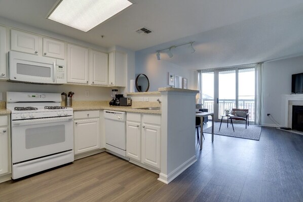 City Apartment | Private kitchen | Full-size fridge, microwave, oven, stovetop