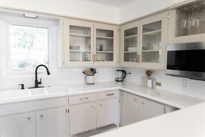 Fridge, microwave, oven, stovetop - Spacious Mid-Century Cozy Home with Lake View (Springfield)