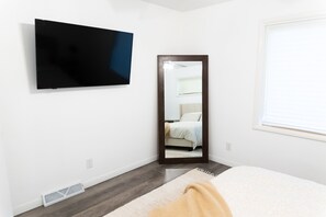 3 bedrooms, desk, iron/ironing board, free WiFi - Spacious Mid-Century Cozy Home with Lake View (Springfield)