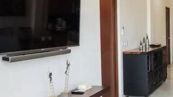 Departamento familiar | Área de sala de estar | Televisión de 35 pulgadas con canales por cable