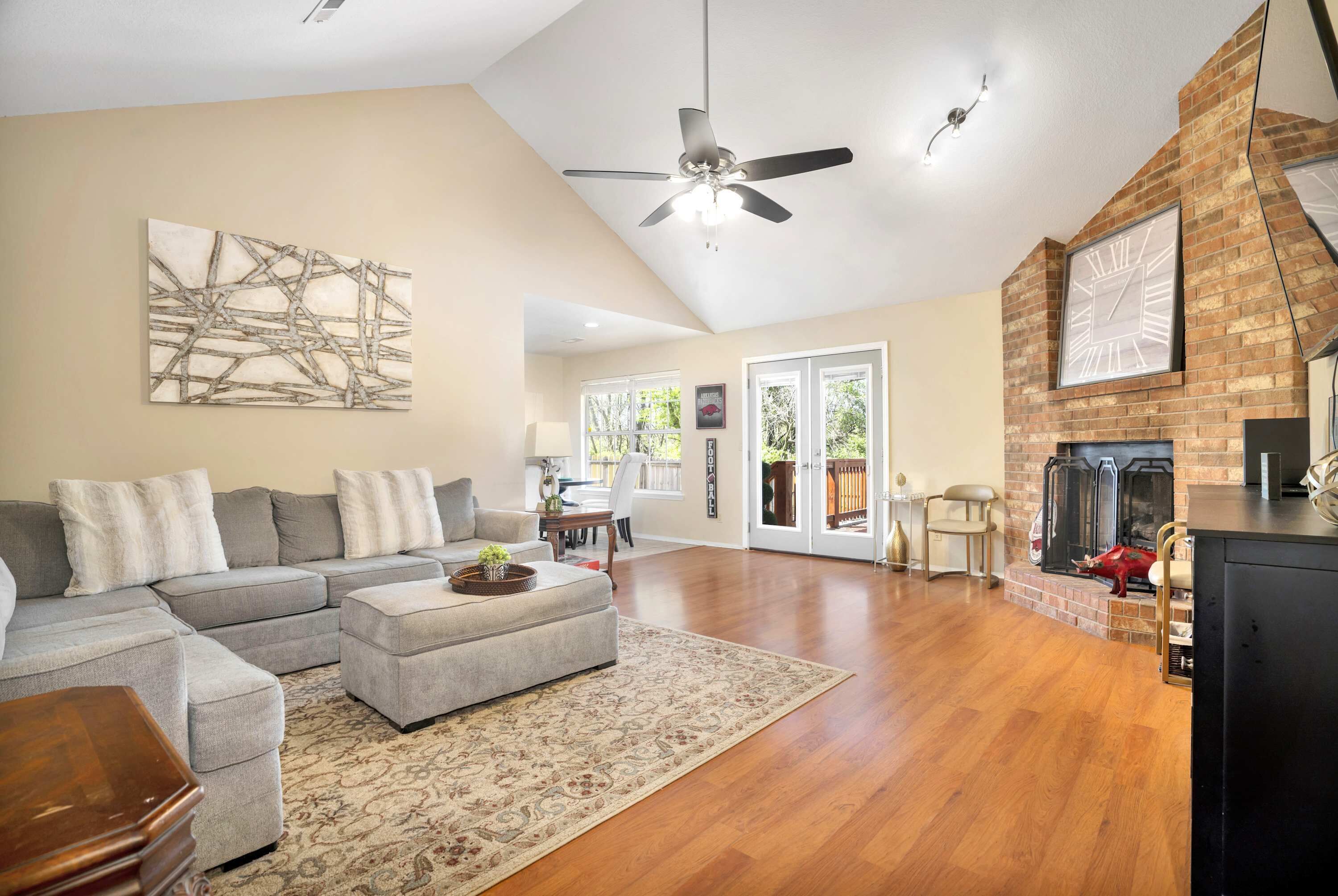 Télévision, cheminée, espaces bureaux