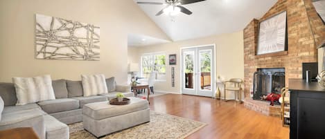 Télévision, cheminée, espaces bureaux